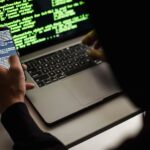 مساعدات الذكاء الاصطناعي تنقل البحث إلى تطبيقات الدردشة وتثير أسئلة الخصوصية والتحقق — صورة من المصدر الإخباري