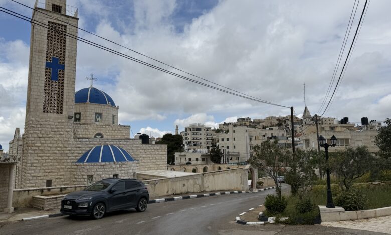 مزارع فلسطيني في الطيبة يقول إن مستوطنين أتلفوا أشجار زيتون ومنعوا قطف المحصول — الجزيرة نت