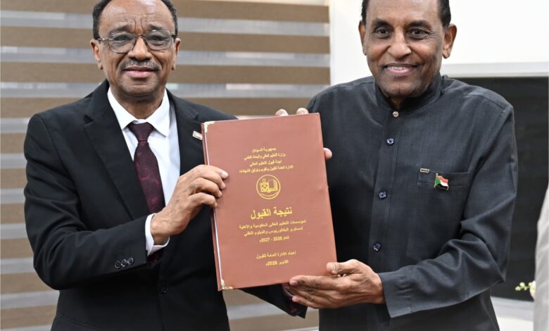 رئيس الوزراء السوداني يتسلم نتيجة القبول الجامعي للعام 2026-2027 — صورة وكالة السودان للأنباء
