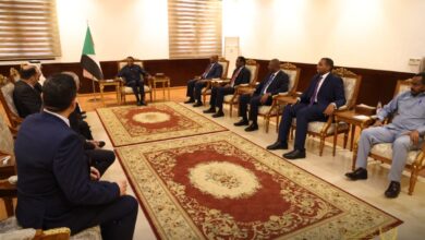 رئيس الوزراء السوداني يلتقي وفد منظمات العمل العربي المشترك في الخرطوم — صورة وكالة السودان للأنباء