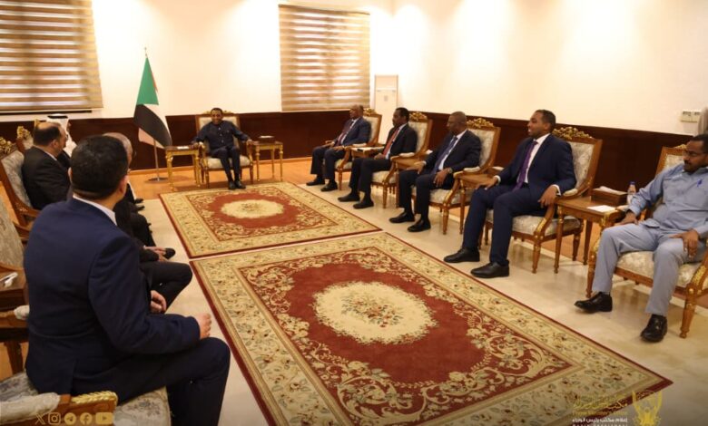 رئيس الوزراء السوداني يلتقي وفد منظمات العمل العربي المشترك في الخرطوم — صورة وكالة السودان للأنباء