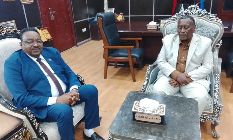 والي الجزيرة يبحث مع محافظ مشروع الجزيرة ترتيبات الموسم الزراعي والتمويل — صورة وكالة السودان للأنباء