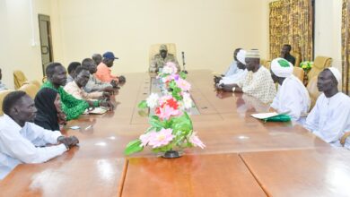 حاكم النيل الأزرق يبحث أوضاع معسكرات العائدين في محافظة باو — صورة وكالة السودان للأنباء