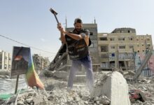 سكان في غزة يزيلون أنقاض منازلهم بأدوات بدائية وسط تعثر الإعمار — الجزيرة نت