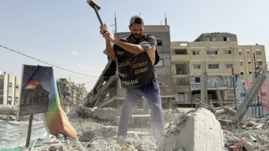 سكان في غزة يزيلون أنقاض منازلهم بأدوات بدائية وسط تعثر الإعمار — الجزيرة نت