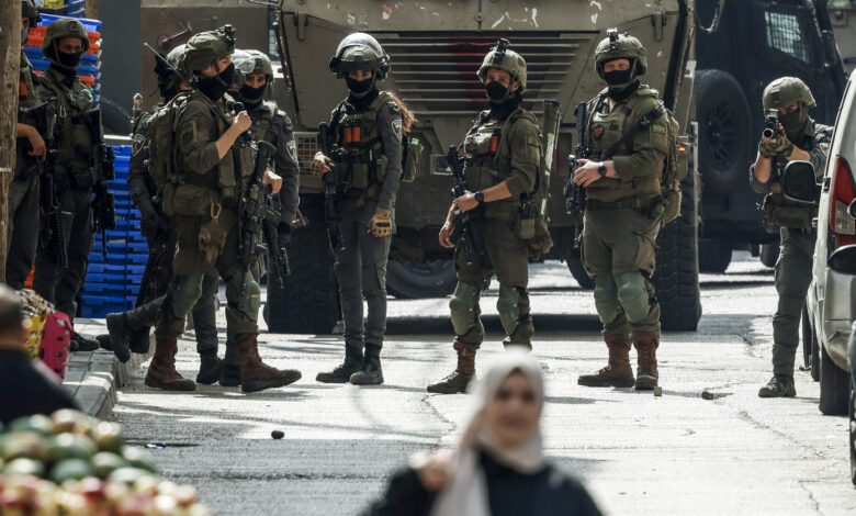 أكاديمي فلسطيني يربط اقتحامات مؤسسات بالضفة بسياقات سياسية وأمنية — الجزيرة نت / AFP