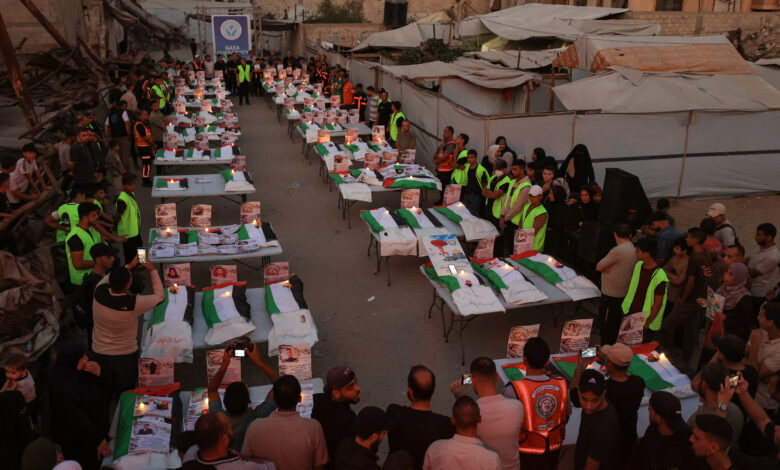 غزة تشيع رفات 75 شهيداً انتُشلوا من تحت الأنقاض — الجزيرة نت / AFP