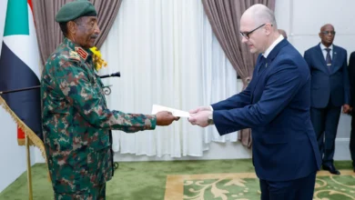 تسليم أوراق اعتماد في قاعة رسمية تضم العلم السوداني
