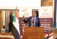 متحدث أمام منصة ملتقى الأمل ورفع راية السودان