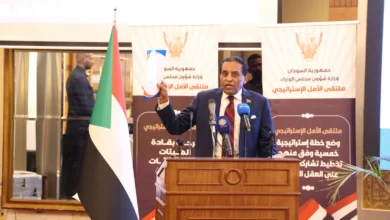متحدث أمام منصة ملتقى الأمل ورفع راية السودان