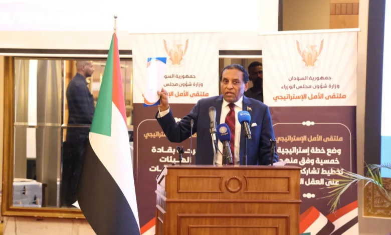 متحدث أمام منصة ملتقى الأمل ورفع راية السودان