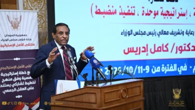 متحدث أمام منصة تحمل شعار ملتقى الأمل