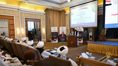 جلسة ملتقى داخل قاعة تعرض شاشة تقديمية