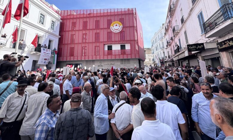 مسيرة معارضة في تونس تطالب بتغيير المسار واحترام الحريات — الجزيرة نت