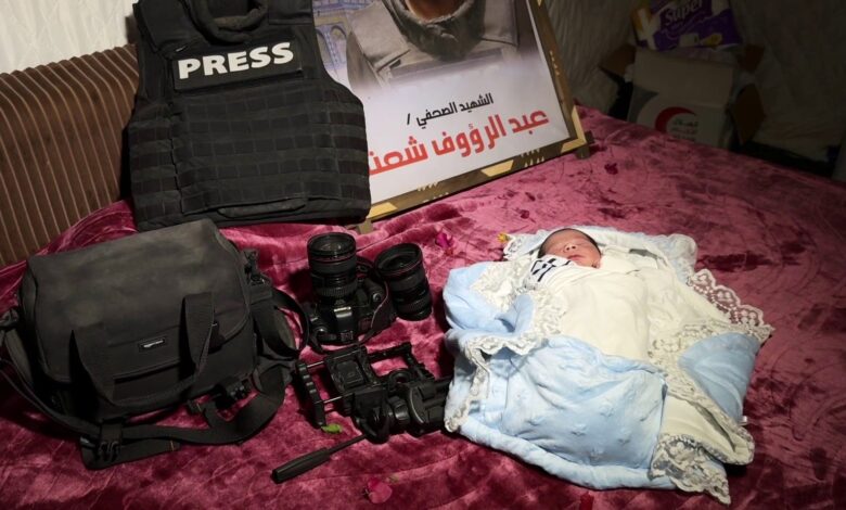 عائلة الصحفي عبد الرؤوف شعت تستقبل مولوداً يحمل اسمه بعد نحو 9 أشهر من مقتله — الجزيرة نت