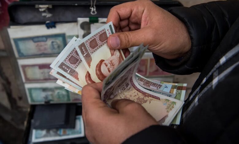 إيرانيون يلجؤون إلى قنوات بديلة لتحويل الأموال وسط العقوبات وتراجع الريال — الجزيرة نت