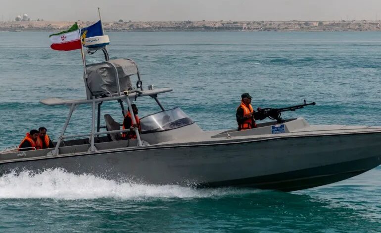 مسؤولون إيرانيون يصفون مضيق هرمز بخط الدفاع الأول ويحذرون من عبوره دون إذن طهران — الجزيرة نت