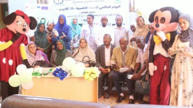 مشاركون في فعالية للدعم النفسي أمام زينة وشخصيات كرتونية