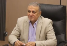 مسؤول يتحدث من خلف مكتبه