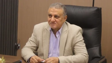 مسؤول يتحدث من خلف مكتبه