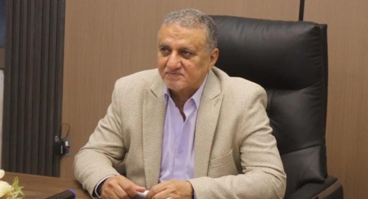 مسؤول يتحدث من خلف مكتبه