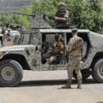 عناصر من الجيش اللبناني يقفون قرب مركبات عسكرية في صورة أرشيفية