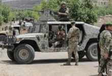 عناصر من الجيش اللبناني يقفون قرب مركبات عسكرية في صورة أرشيفية
