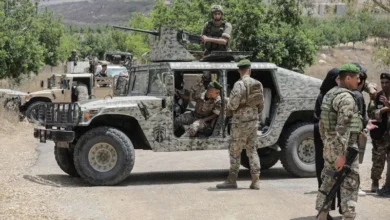 عناصر من الجيش اللبناني يقفون قرب مركبات عسكرية في صورة أرشيفية
