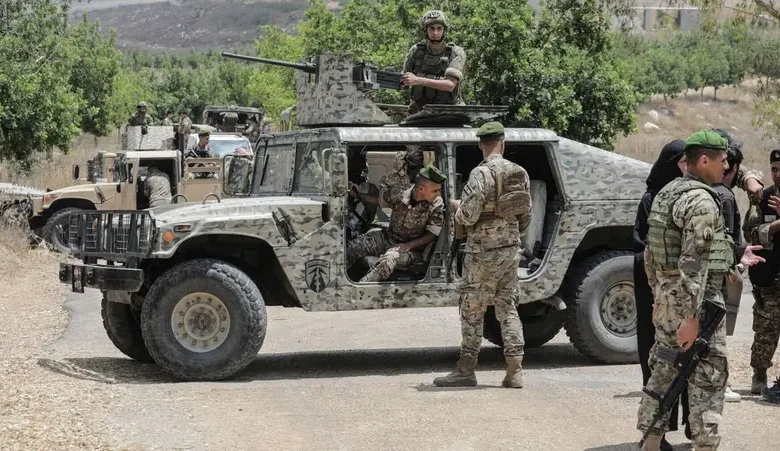 عناصر من الجيش اللبناني يقفون قرب مركبات عسكرية في صورة أرشيفية
