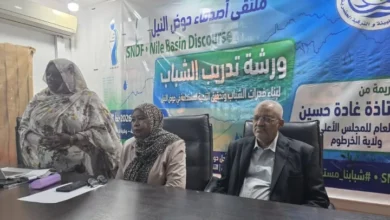 مشاركون في ورشة أمام لافتة عن المياه وحوض النيل
