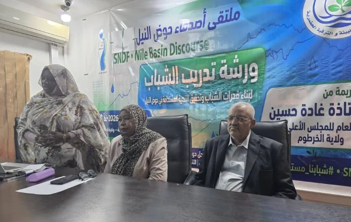 مشاركون في ورشة أمام لافتة عن المياه وحوض النيل