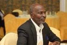 رجل يرتدي بدلة داكنة خلال لقاء رسمي