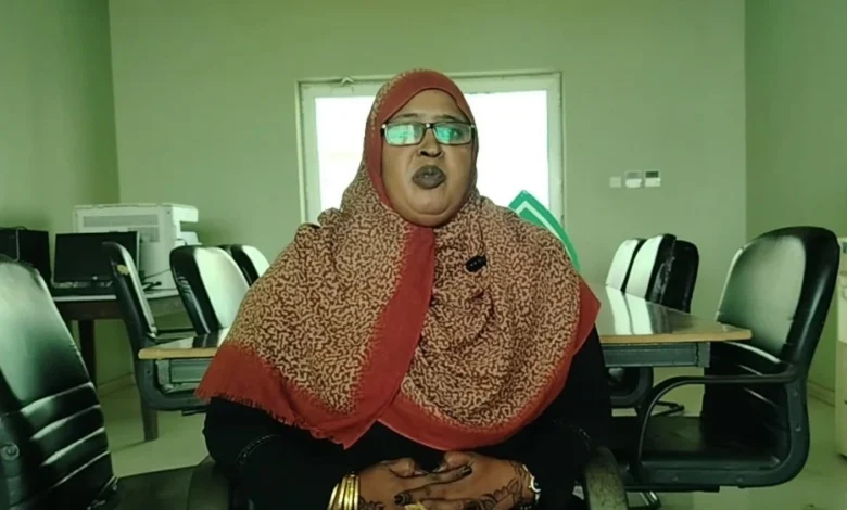 مسؤولة تتحدث داخل مكتب ذي مقاعد خضراء