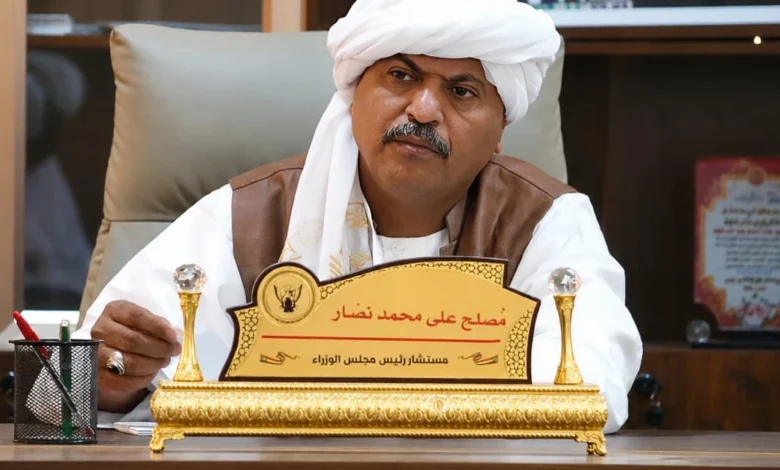 رجل يرتدي الزي التقليدي ويحمل لوحة تعريفية