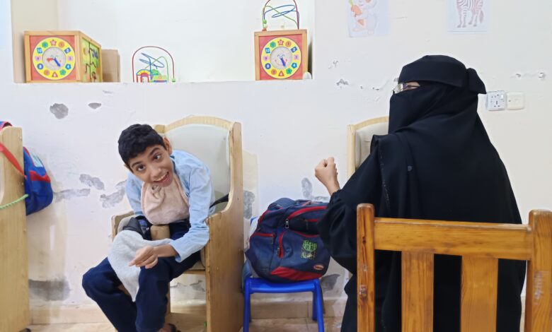 تراجع التمويل يهدد خدمات أطفال الشلل الدماغي في عدن — الجزيرة نت