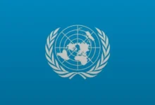 شعار الأمم المتحدة على خلفية زرقاء