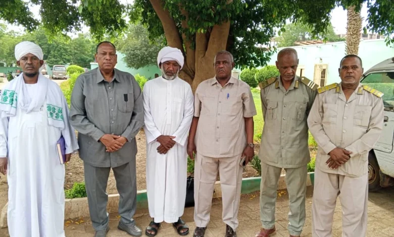 مجموعة من الرجال في موقع فعالية ميدانية