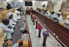 اجتماع موسع يضم مسؤولين مدنيين وعسكريين