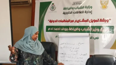 مشاركة في ورشة أمام لافتة تدريب على صياغة المشروعات