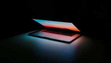 حاسوب محمول، صورة تعبيرية عن الاستخدام المسؤول للذكاء الاصطناعي، Ales Nesetril / Unsplash