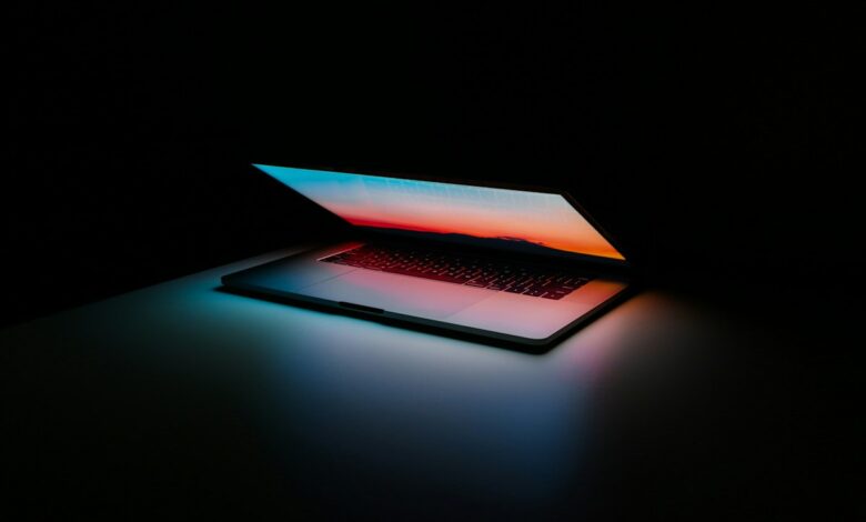 حاسوب محمول، صورة تعبيرية عن الاستخدام المسؤول للذكاء الاصطناعي، Ales Nesetril / Unsplash